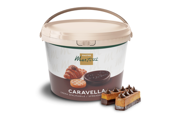 Cubo de crema de chocolate para untar Master Martini Caravella junto a una porción de postre con chocolate.
