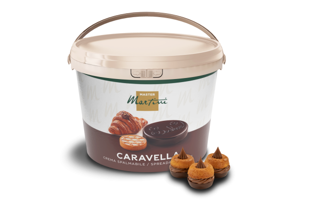 Tarrina grande de crema para untar Master Martini Caravella, con pasteles y chocolates al lado