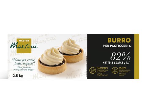 Envase de Master Martini Burro per Pasticceria, caja de 2,5kg, 82% grasa, con dos tartas coronadas de crema