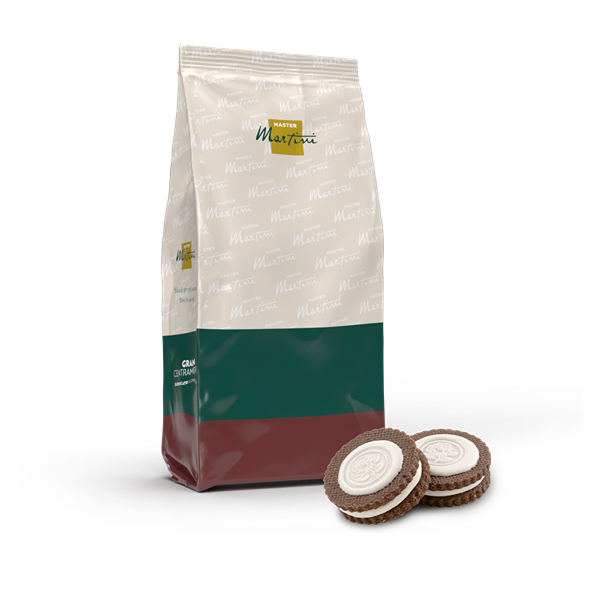 Bolsa de la marca Master Martini con diseño blanco, verde y granate, junto a dos galletas de chocolate rellenas
