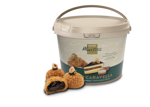 Cubo de crema para untar Master Martini con pasteles rellenos de chocolate y un pastel de capas al lado.