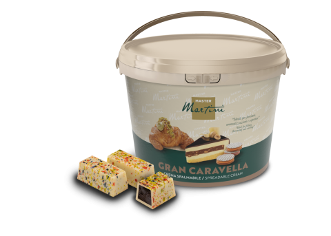Un gran cubo de crema para untar Master Martini Gran Caravella junto a dos barras de repostería con confeti y relleno...