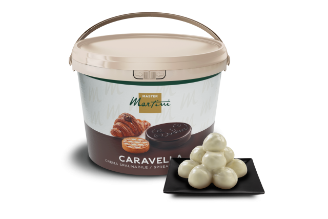 Tarrina grande de crema para untar Master Martini Caravella junto a trufas de chocolate blanco en plato cuadrado negro.