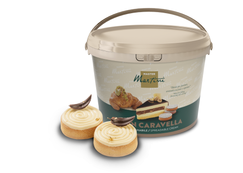 Cubeta grande de crema untable Master Martini junto a dos pasteles glaseados con virutas de chocolate y oro.
