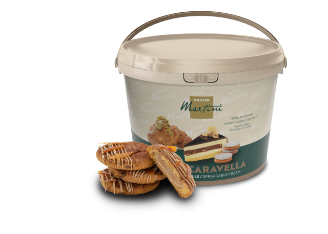 Cubo grande de crema untable Master Martini Caravella junto a pasteles rellenos con chocolate blanco.