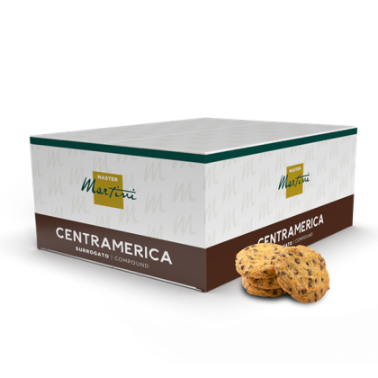 Caja blanca y marrón de Master Martini Centramerica con galletas con chips de chocolate al lado