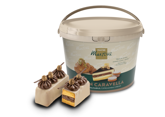 Cubo grande de crema para untar Master Martini junto a pasteles bañados en chocolate rellenos de crema y bizcocho