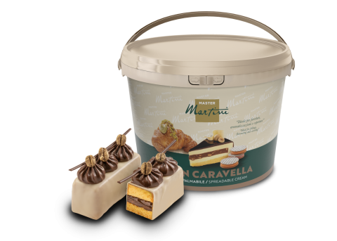 Cubo grande de crema para untar Master Martini junto a pasteles bañados en chocolate rellenos de crema y bizcocho