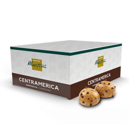 Caja de chocolate compuesto Master Martini Centramerica junto a dos panecillos con chips de chocolate.