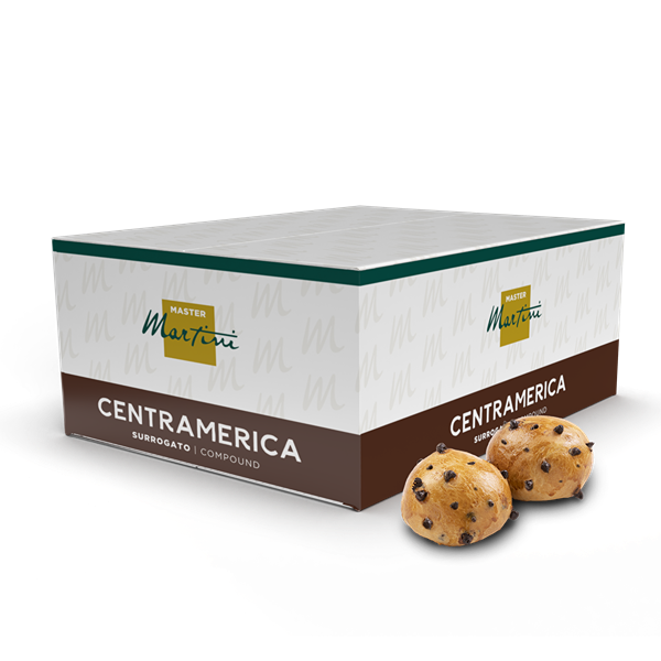 Caja de chocolate compuesto Master Martini Centramerica junto a dos panecillos con chips de chocolate.