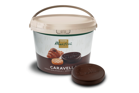 Cubo blanco grande de crema Master Martini Caravella junto a disco de chocolate negro con relieve