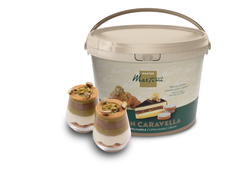 Tarrina grande de crema untable Master Martini junto a dos copas de postre con crema, chocolate y pistacho triturado