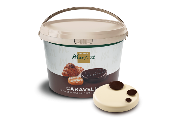 Cubo de plástico beige con crema para untar Master Martini Caravella, junto a un disco de chocolate negro y blanco ja...