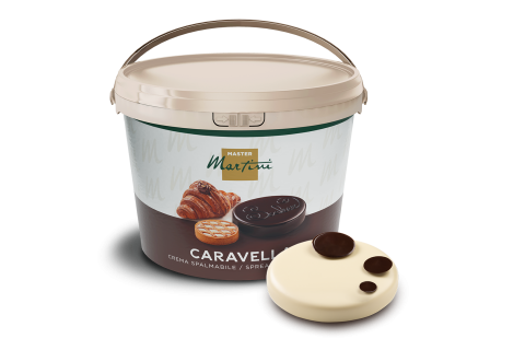 Cubo de plástico beige con crema para untar Master Martini Caravella, junto a un disco de chocolate negro y blanco ja...