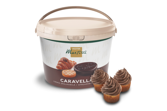 Cubo de crema untable Master Martini Caravella junto a tres cupcakes con remolinos de chocolate.