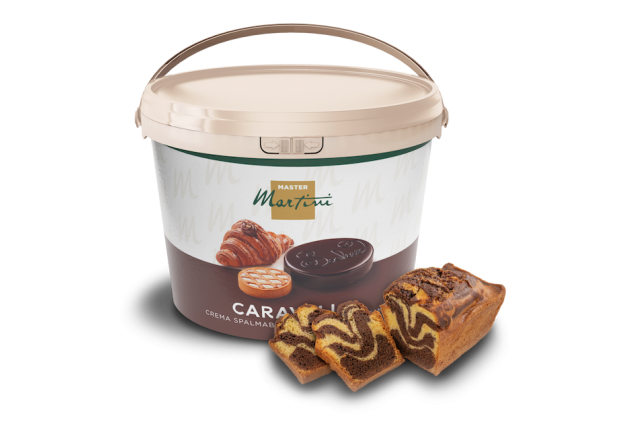 Tarro grande de crema untable Master Martini Caravel junto a bizcocho marmolado de chocolate y vainilla en rebanadas.