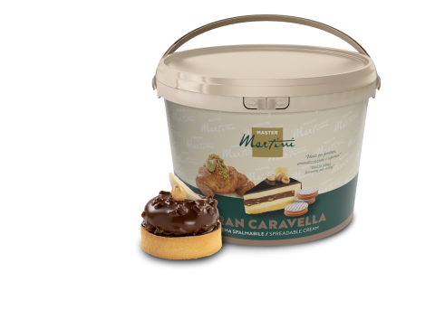 Un gran bote de crema para untar Master Martini Gran Caravella junto a una tarta glaseada con chocolate.