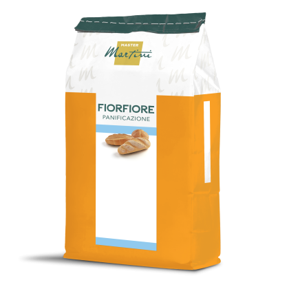 Bolsa naranja y blanca de harina Master Martini Fiorfiore Panificazione con panecillos en la etiqueta.