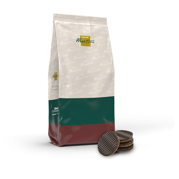 Bolsa de Master Martini Gran Centramè con etiqueta verde y marrón, junto a discos de barquillo de chocolate.