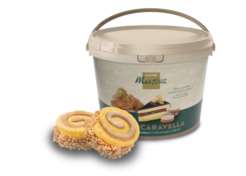 Cubo grande de crema untable Master Martini Caravella junto a dos brazos de gitano con nueces y relleno cremoso.