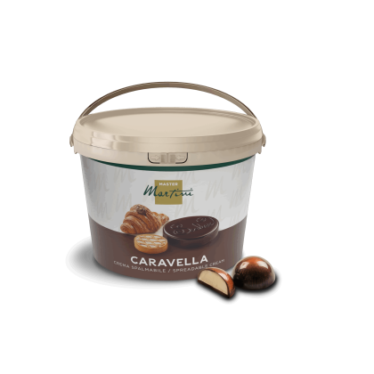 Cubo beige de crema untable Master Martini Caravella junto a trufa de chocolate rellena y pastas con hilo de chocolate