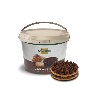 Un balde de crema untable de chocolate Master Martini Caravella junto a un pastel decorado con espirales de chocolate.