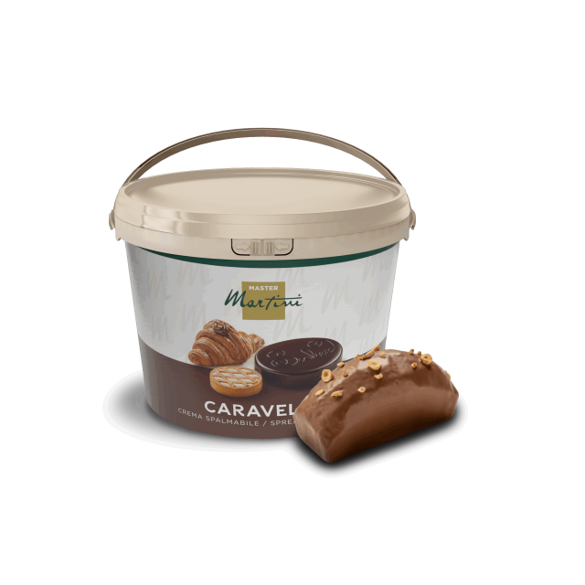 Un bote de crema de avellanas Master Martini Caravella junto a un pastel bañado en chocolate con frutos secos picados.