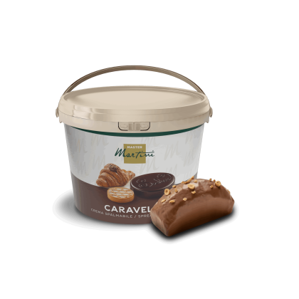 Un bote de crema de avellanas Master Martini Caravella junto a un pastel bañado en chocolate con frutos secos picados.