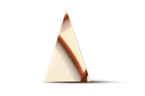 pieza triangular de chocolate blanco con un remolino diagonal de caramelo oscuro o salsa de chocolate