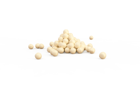 Montón piramidal de pequeñas esferas color crema con varias sueltas alrededor sobre fondo blanco