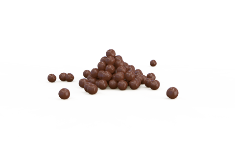 Pila en forma de pirámide de bolitas de chocolate redondas con algunas piezas dispersas sobre fondo blanco.
