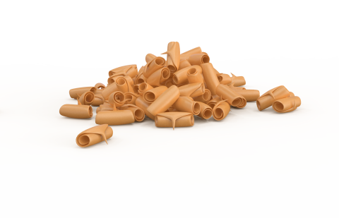 Un montón de pasta en forma de tubo color tostado, similar a garganelli o rigatoni, sobre fondo blanco