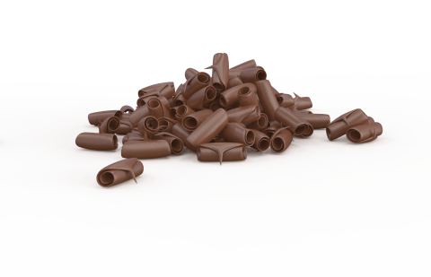 Un montón de virutas de chocolate rizadas esparcidas sobre un fondo blanco liso