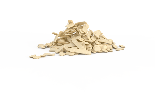 Montón de escamas beige de forma irregular sobre fondo blanco liso.